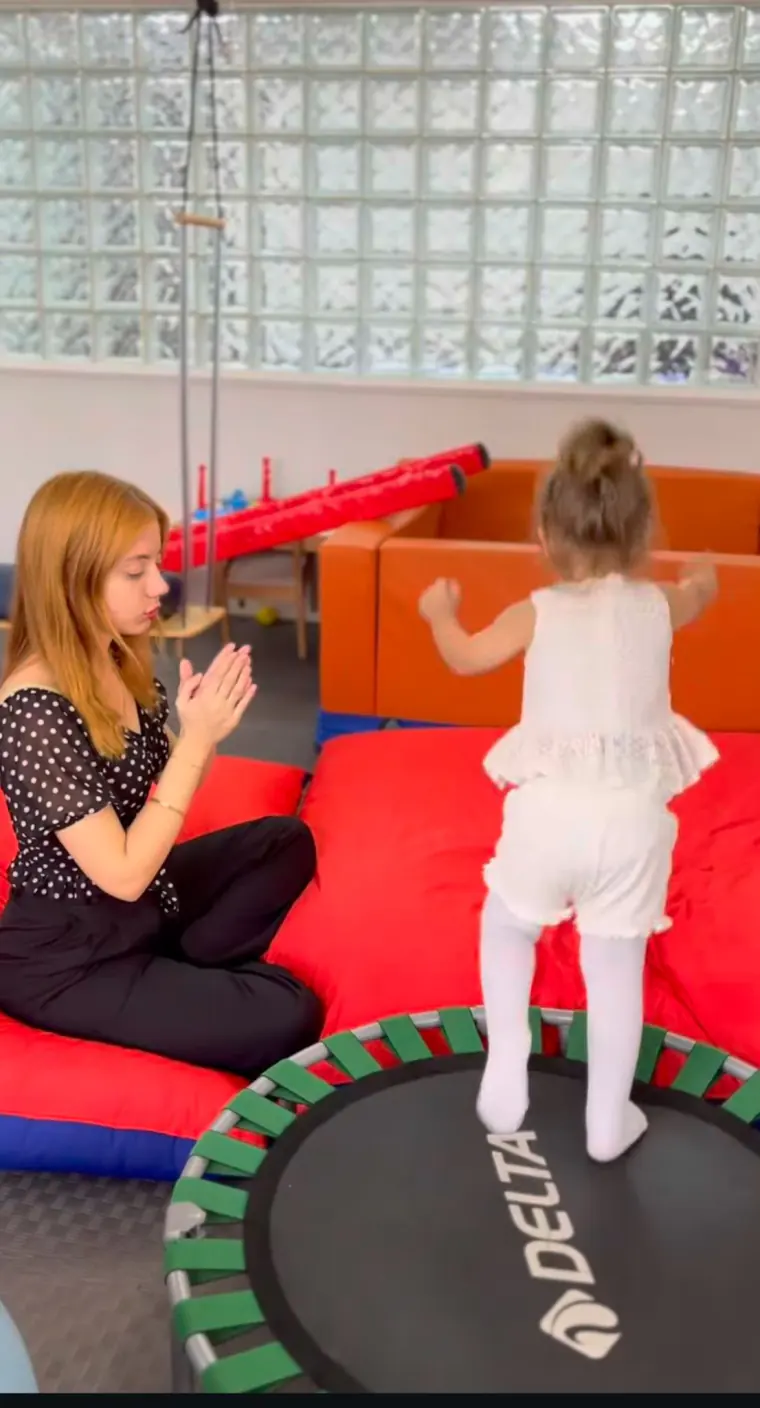 Trambolin ve minderlerle duyu bütünleme çalışması