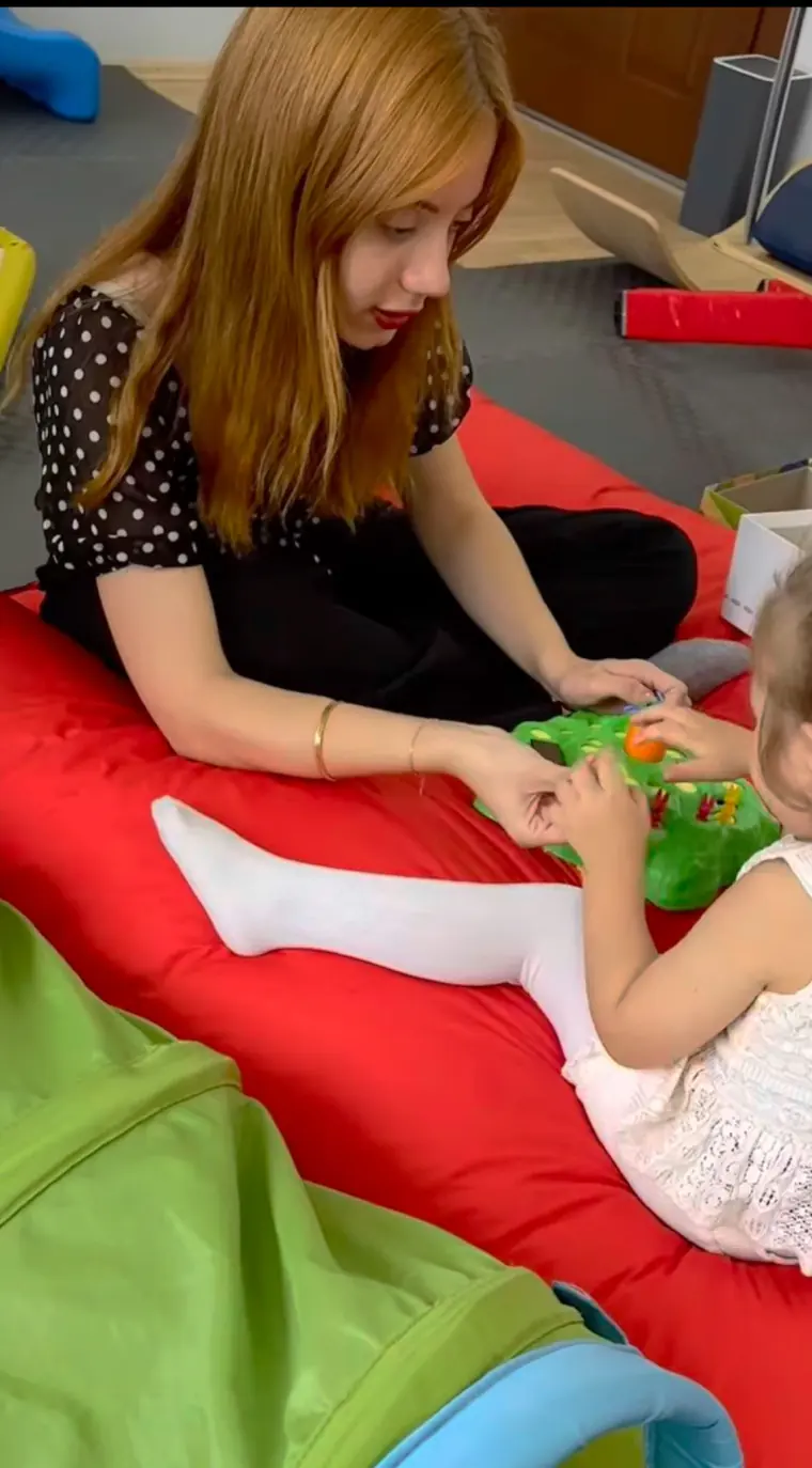 Minder üzerinde bir çocukla oyun temelli öğrenme çalışması