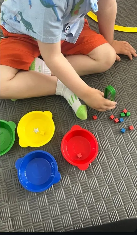 Renkli kaplarla oyun temelli ergoterapi çalışması